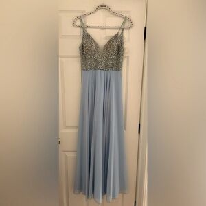 Gorgeous plunging neckline embellished evening dress JVN by Jovani. Size 6. New.